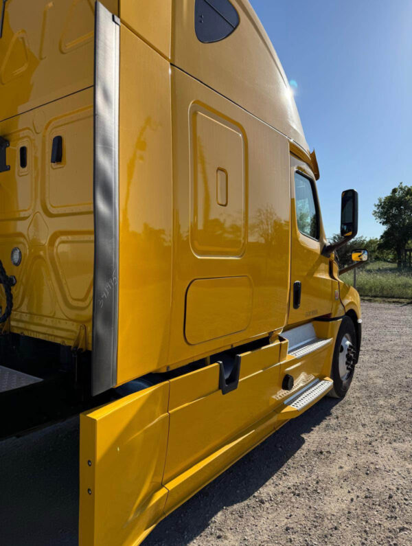 2022 Freightliner Cascadia - Image 4