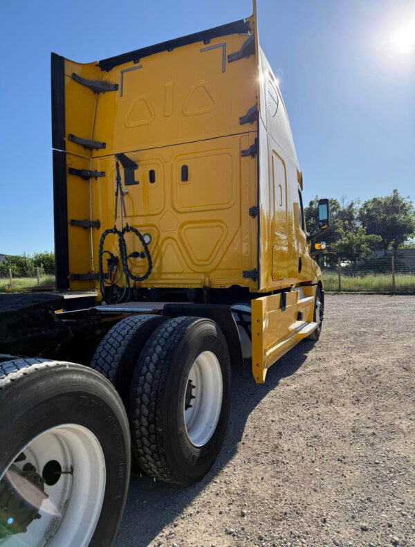 2022 Freightliner Cascadia - Image 8