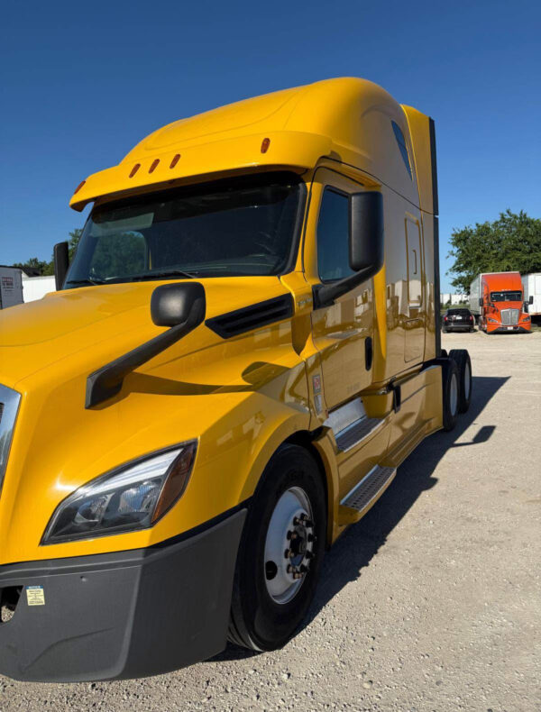 2022 Freightliner Cascadia - Image 9