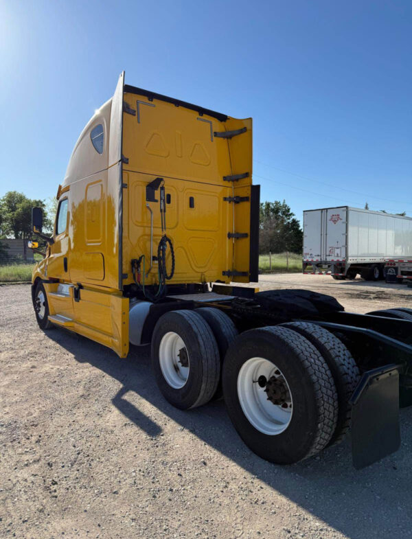 2022 Freightliner Cascadia - Image 10
