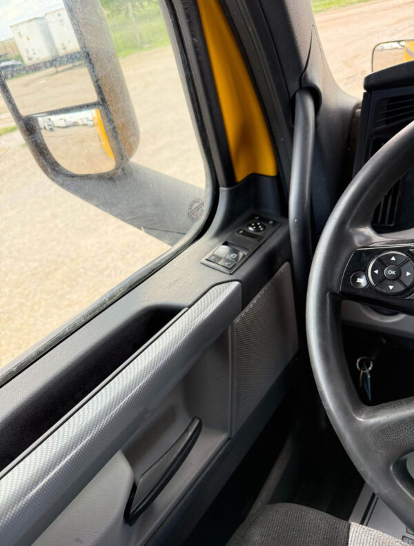 2022 Freightliner Cascadia - Image 14