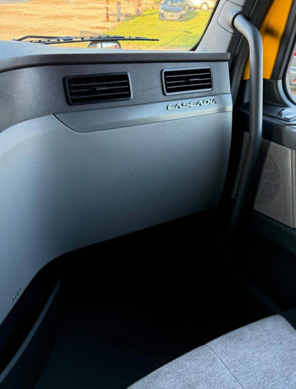2022 Freightliner Cascadia - Image 16