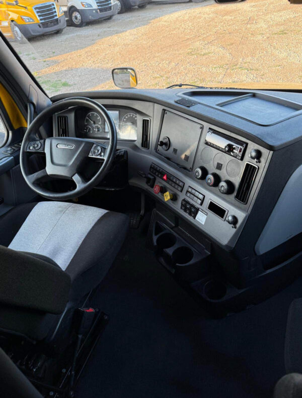2022 Freightliner Cascadia - Image 17