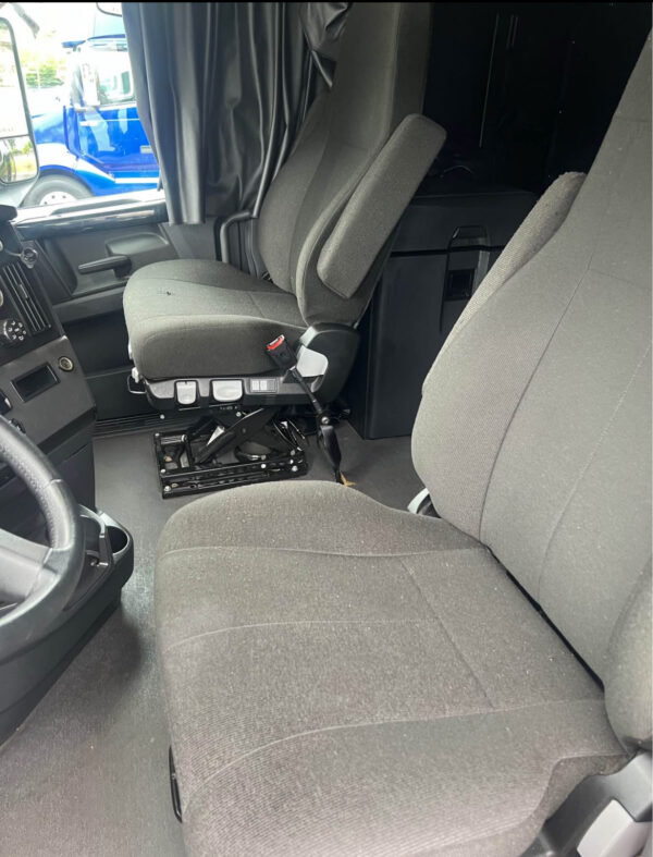 2023 Freightliner Cascadia - Image 8
