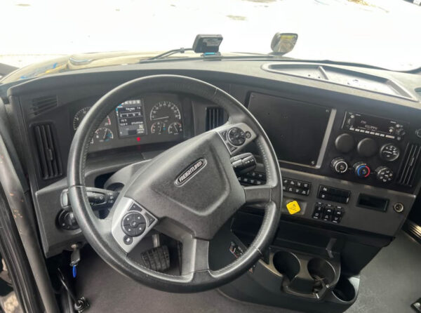 2023 Freightliner Cascadia - Image 9