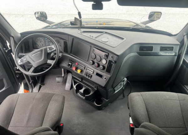 2023 Freightliner Cascadia - Image 11