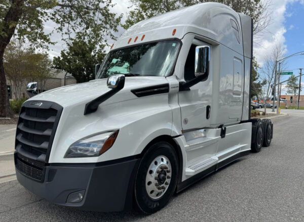 2023 FREIGHTLINER CASCADIA - Image 2