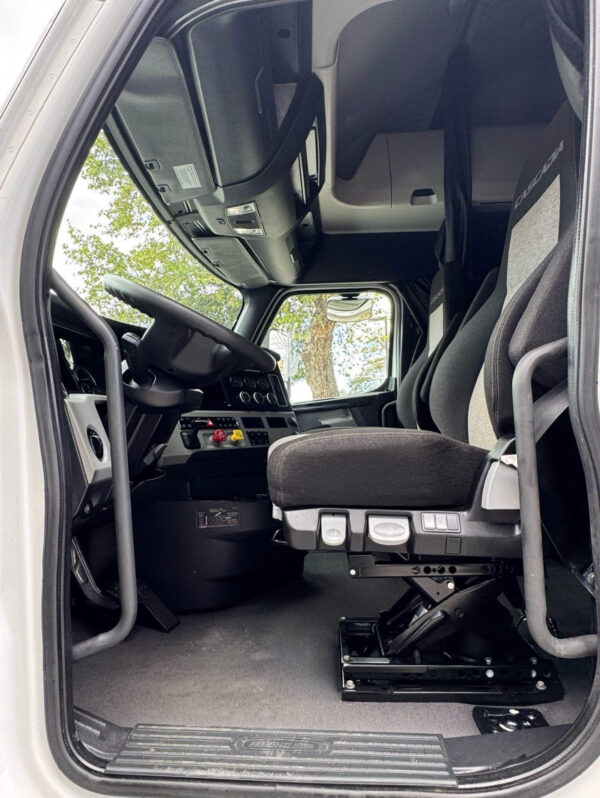 2023 FREIGHTLINER CASCADIA - Image 12